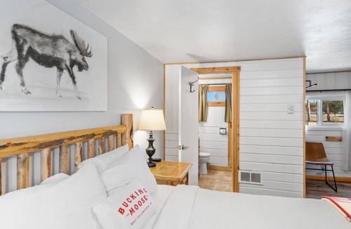 West Yellowstone Hotel | The Gopher Queen Room at The Bucking Moose, just 1 minute from Yellowstone in West Yellowstone.