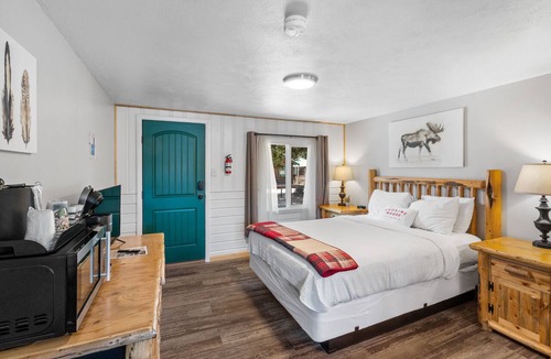 West Yellowstone Hotel | The Gopher Queen Room at The Bucking Moose, just 1 minute from Yellowstone in West Yellowstone.