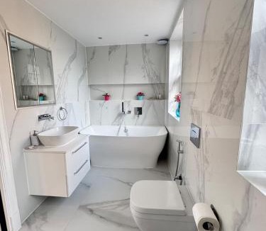 Kilburn House | The Grand Royal Kilburn House - 4BR/3BR w Parking
