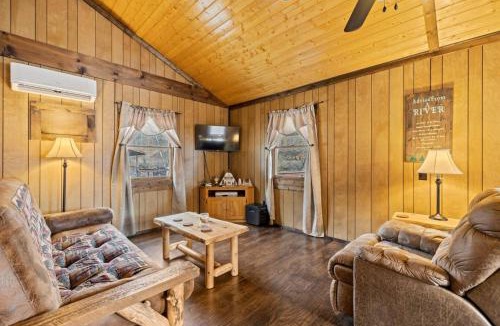 Dillsboro House | The Great Escape - Riverfront Cabin, Mountain Views, Fishing, and Rafting!