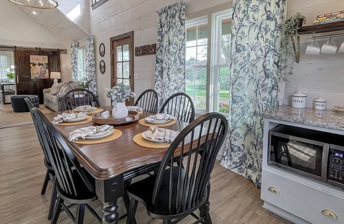 Greeneville Cabin | The Green Mountain-Newly Build Cabin with AC, WiFi in Greeneville-Family-Pets