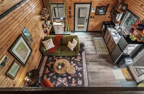 Campton Cabin | The Grey Squirrel Hideaway - Hot Tub , Fire-Pit, Pet-Friendly