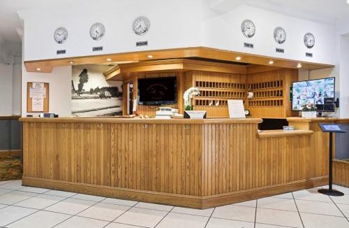 Leigh Hotel | The Greyhound Hotel