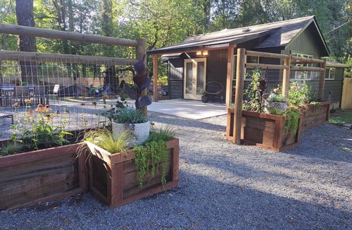 Gasquet Cabin | The Groundskeeper's Cabin: A peaceful retreat with all the amenities of home.