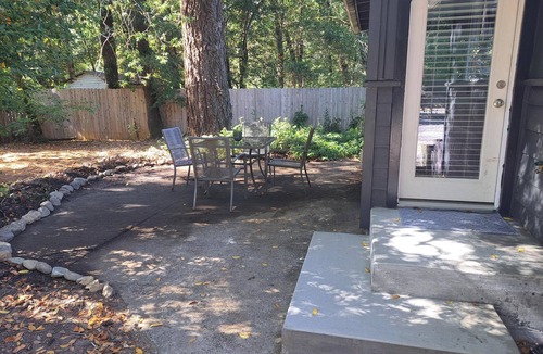 Gasquet Cabin | The Groundskeeper's Cabin: A peaceful retreat with all the amenities of home.