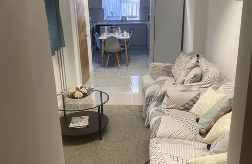 Glyndon House | The Groves 7 bedroom, 7 bathrooms Relaxation House