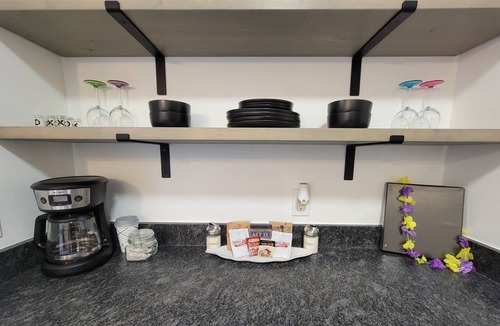 Bunkers Cove Apartment | The Hamilton Studio! close to Downtown & Dinning, Fast WIFI, HBO Max Included