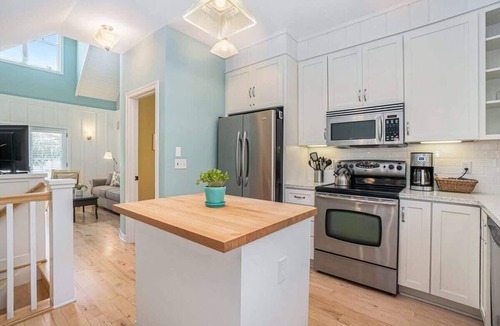 Holland Condo | The Hampton: 2BR Beachy Townhome Sleeps 8 | Pool, Hot Tub, Free Golf, Near Lake Michigan