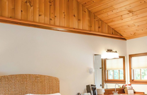 Hampton Bays Hotel | The Hampton Maid