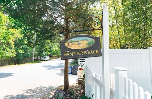 Springs House | The Hampton Sack a cheerful relaxing beach cottage