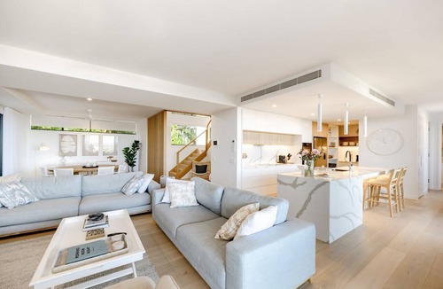 Noosa Heads House | The Hamptons Lake House Noosa Heads Luxury House