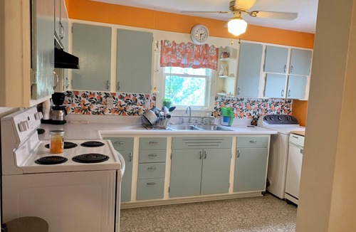Prestonia House | The Happy Yellow House, in a quiet, centrally-located neighborhood