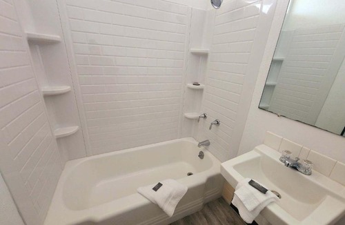 Salina Hotel | The Hastings Inn Salina