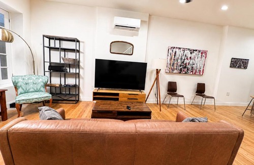 Washington Heights Apartment | The Heights Haven, Spacious 6 Bedrooms Townhouse with Patio