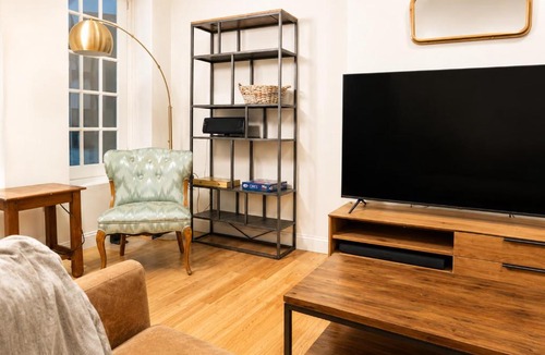 Washington Heights Apartment | The Heights Haven, Spacious 6 Bedrooms Townhouse with Patio