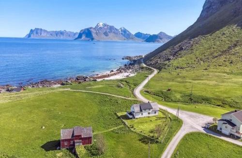 Flakstad House | The Hidden Gem - Mountain & Beach View