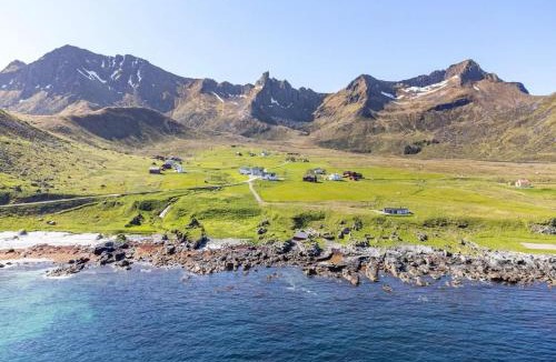 Flakstad House | The Hidden Gem - Mountain & Beach View