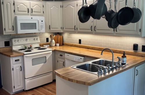 Almo House | The Hidden Maple - 10 minutes to MSU - Pet & Kid Friendly - Secluded with Pond!