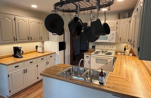 Almo House | The Hidden Maple - 10 minutes to MSU - Pet & Kid Friendly - Secluded with Pond!