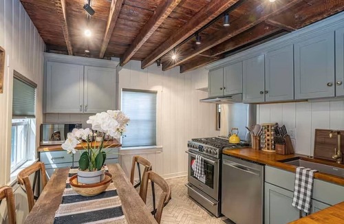 Fox Point House | The Hideaway Cottage - Entire Home in Fox Point!