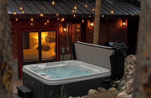 Blue River Cabin | The Hideaway: Cozy 4-bedroom cabin with hot tub minutes to Breck