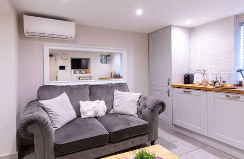 Southampton City Centre Apartment | The Hideaway -studio flat is in Oxford Street