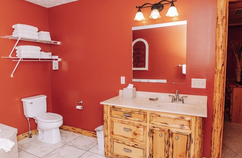 Dundee Cabin | The Hideaway Suite: Cozy, Lodge Suite in Amish Country, Ohio