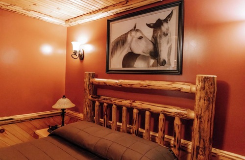 Dundee Cabin | The Hideaway Suite: Cozy, Lodge Suite in Amish Country, Ohio
