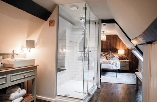 Aldermaston Hotel | The Hind's Head