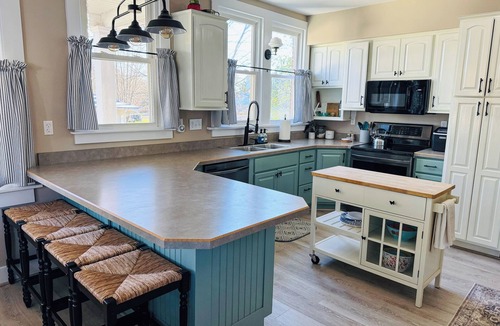 Mount Vernon House | The Historic Holiday House Near Cornell College, Dog Friendly!