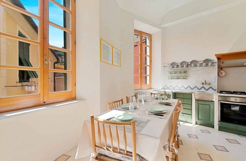 Borgo Antico House | The history of a home is linked to its origins and the territory in which it is located, Maison Monterosso contains in its essence precisely the concept of history and Italianness. Large apartment with three bedrooms, two double bedrooms and one with two