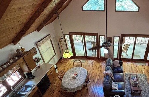Blairsville Cabin | The Hootin Place a cozy 2-bedroom cabin located on the Nottley River