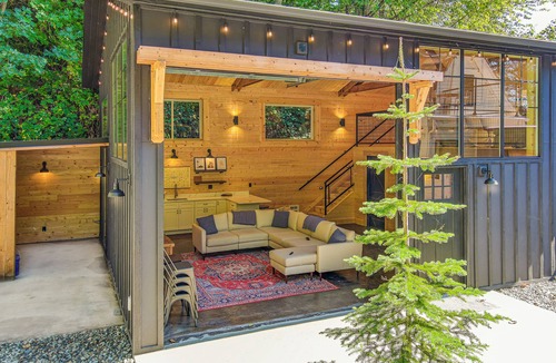 Monroe House | The House at Richardson Creek- 20 bed Amenity Rich Dutch Colonial Farmhouse