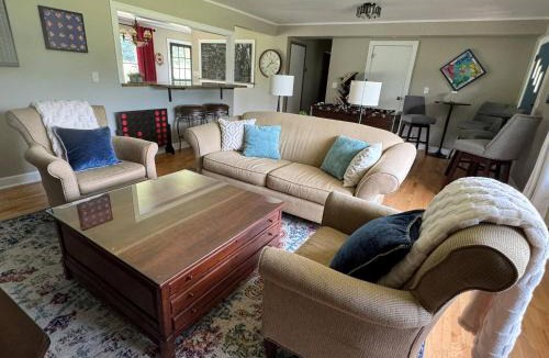 Mount Morris House | THE HUB 3BD 2BA Entire House FRESH FUN 1980s Board Game Vibe beside Letchworth State Park & near SUNY Geneseo