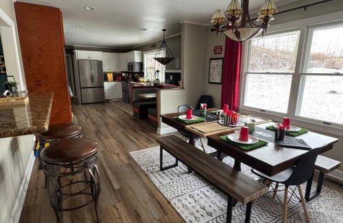 Mount Morris House | THE HUB 3BD 2BA Entire House FRESH FUN 1980s Board Game Vibe beside Letchworth State Park & near SUNY Geneseo