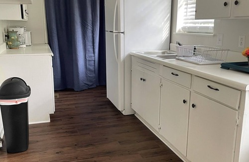 Douglas House | The Hummingbird: Private Bathrooms, Pet Friendly, in the Heart of Douglas