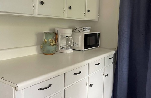 Douglas House | The Hummingbird: Private Bathrooms, Pet Friendly, in the Heart of Douglas