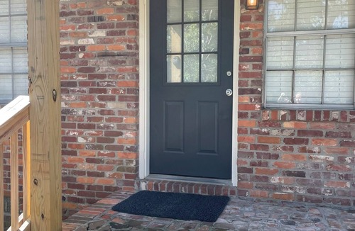Douglas House | The Hummingbird: Private Bathrooms, Pet Friendly, in the Heart of Douglas