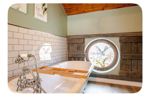 Cosford House | The Hurst Stable, 1800 century Coach House offering luxurious amenities, Hottub