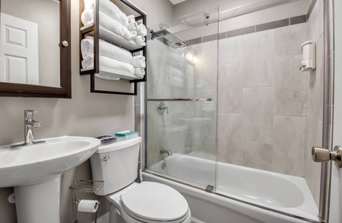 Hamburg Apartment | The I Lodge Room at The West End Inn