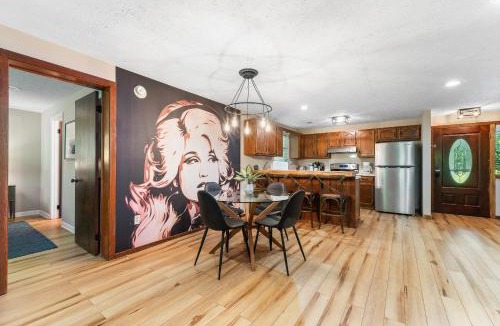Caton Apartment | THE IRIS DOLLYS DRIVE Wifi Grill Woods Mtns