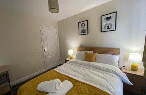 Peterborough House | The Iris house is close to city centre and is ideal for tourists, visiting family members or work related activities including contractors