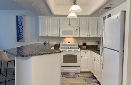 Holmes Beach Condo | The Island Easy - Walk to Beach - Pool View Balcony - Dog Friendly - King Bed