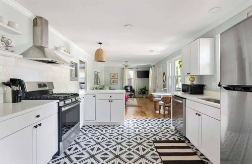 Riverland Terrace House | The Islander | 2BR Riverland Terrace, Beach & DT