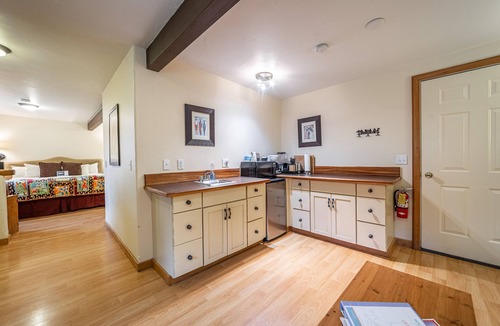 Woods Bay Hotel | The Islander Inn