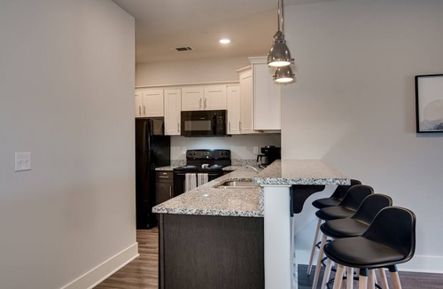 Gracewood Apartment | The James: King Bed - Pool & Gym - Fast WiFi - Ft Gordon - Washer & Dryer