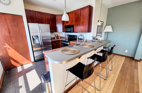 Mile Square Condo | The Juke: Spacious condo in the heart of the eclectic Mass Ave!