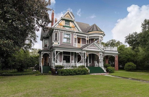 Hannon Park House | The Kate Shepard House is a beautiful Queen Victorian catalog home that was built in 1897. Come experience a genuine southern getaway complete with charm and comfort in this beautiful 6 bedroom 6 and half bathroom home in Mobile Alabama. Plenty of ro