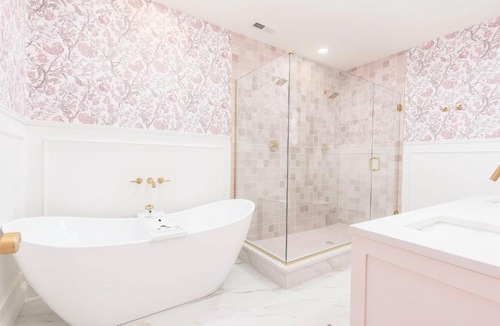 Downtown Louisville Apartment | The Kentucky Rose by Hollyhock suites