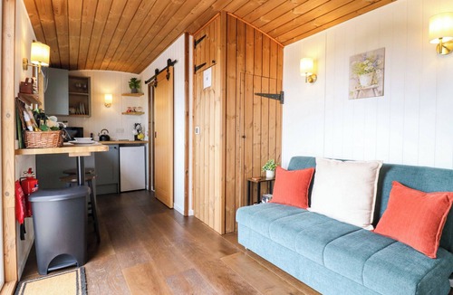 Cambridge Cottage | THE KESTREL, pet friendly, with hot tub in Bottisham